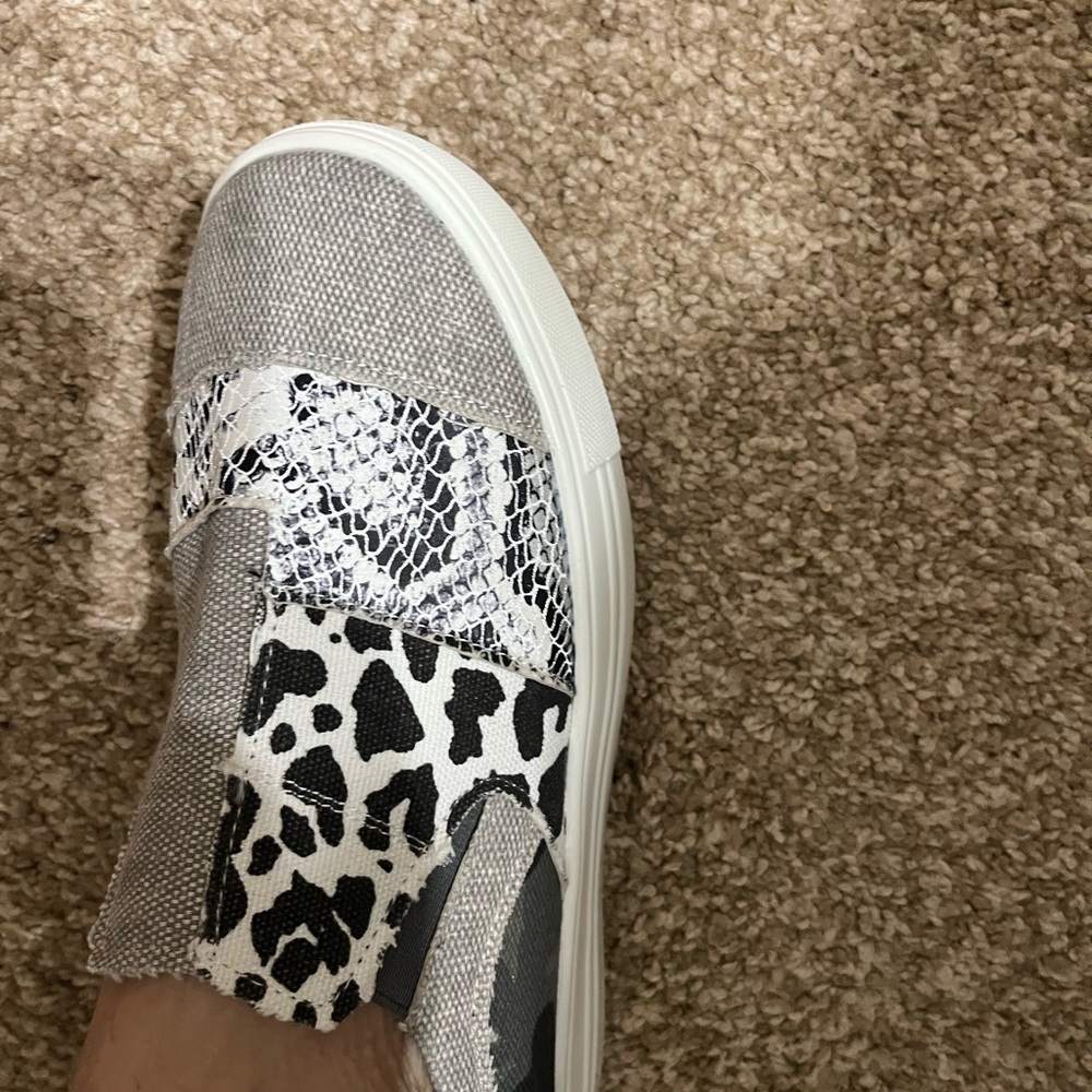 Brand new Leopard print fit slightly bigger than 8 - Picture 5 of 5
